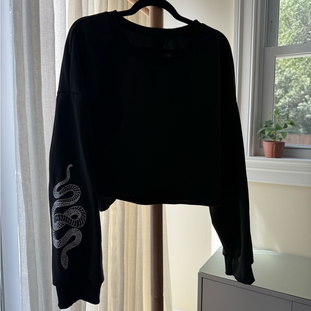 NWOT Women’s Cropped Crewneck Sweatshirt with Snake Sleeve Detail - Black